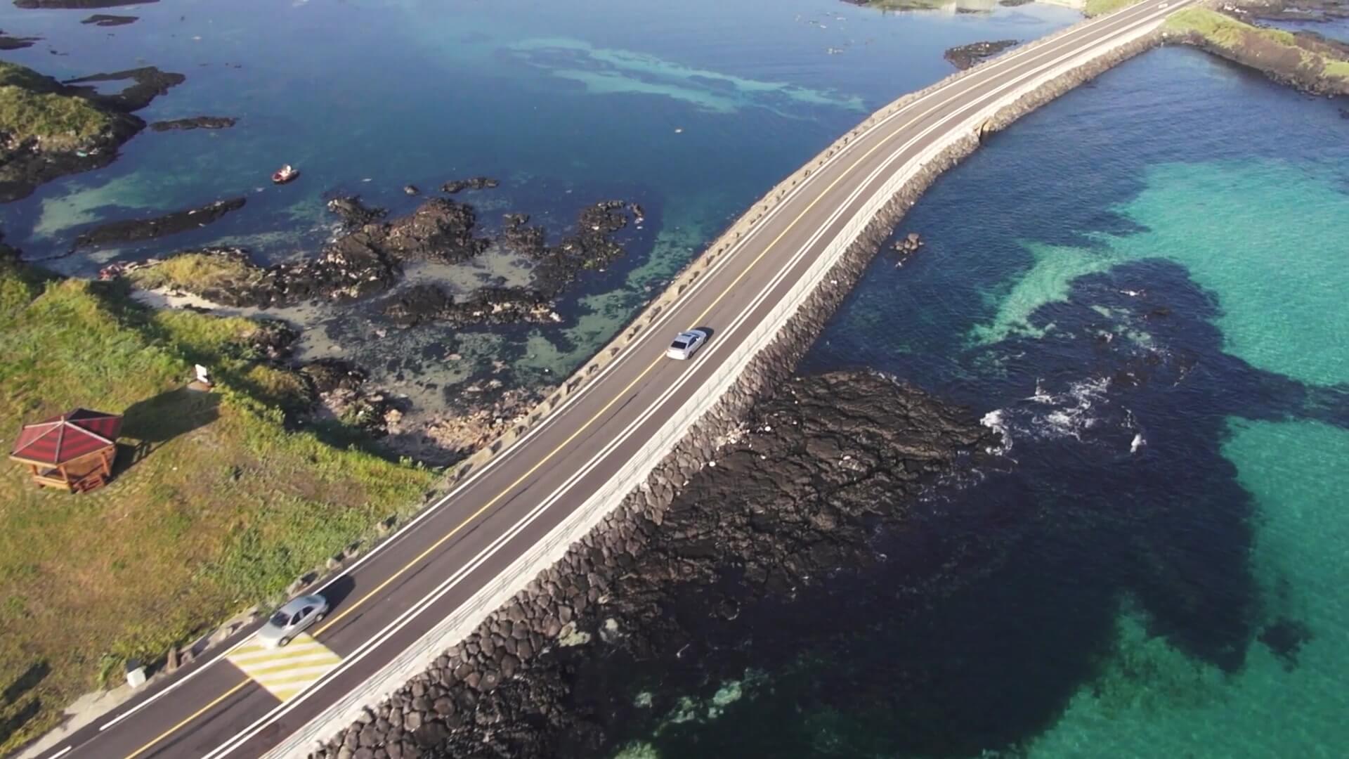 다리위를 운전하는 모습