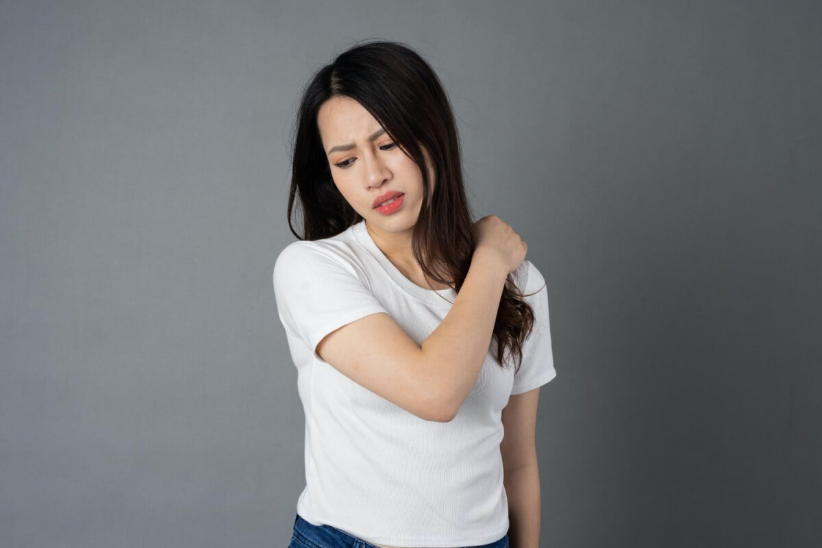 피로-및-근육통증을-느끼는-여성