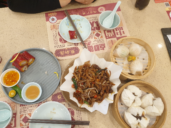 홍미창펀, 시그니처 허가우, 꿀소스 챠슈바오, 볶음 쌀국수가 놓여있다.