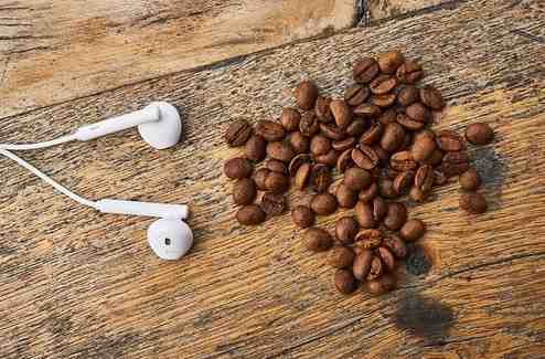 커피 원두와 음악이 흐르는 모습