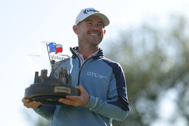 브라이언 하먼이 7일 악천후를 뚫고 2025 발레로 텍사스 오픈 우승 트로피를 들었다.