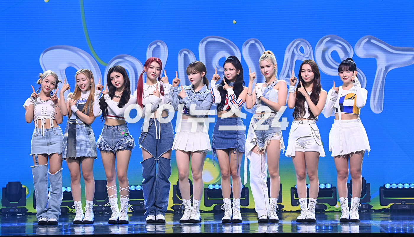 그룹 케플러 김다연과 김채현이 20일 오후 서울 광진구 광장동 예스24라이브홀에서 열린 두 번째 미니앨범 &#39;DOUBLAST&#39; 발매 기념 쇼케이스에 참석해 공연을 하고 있다. [사진=김성진 기자]