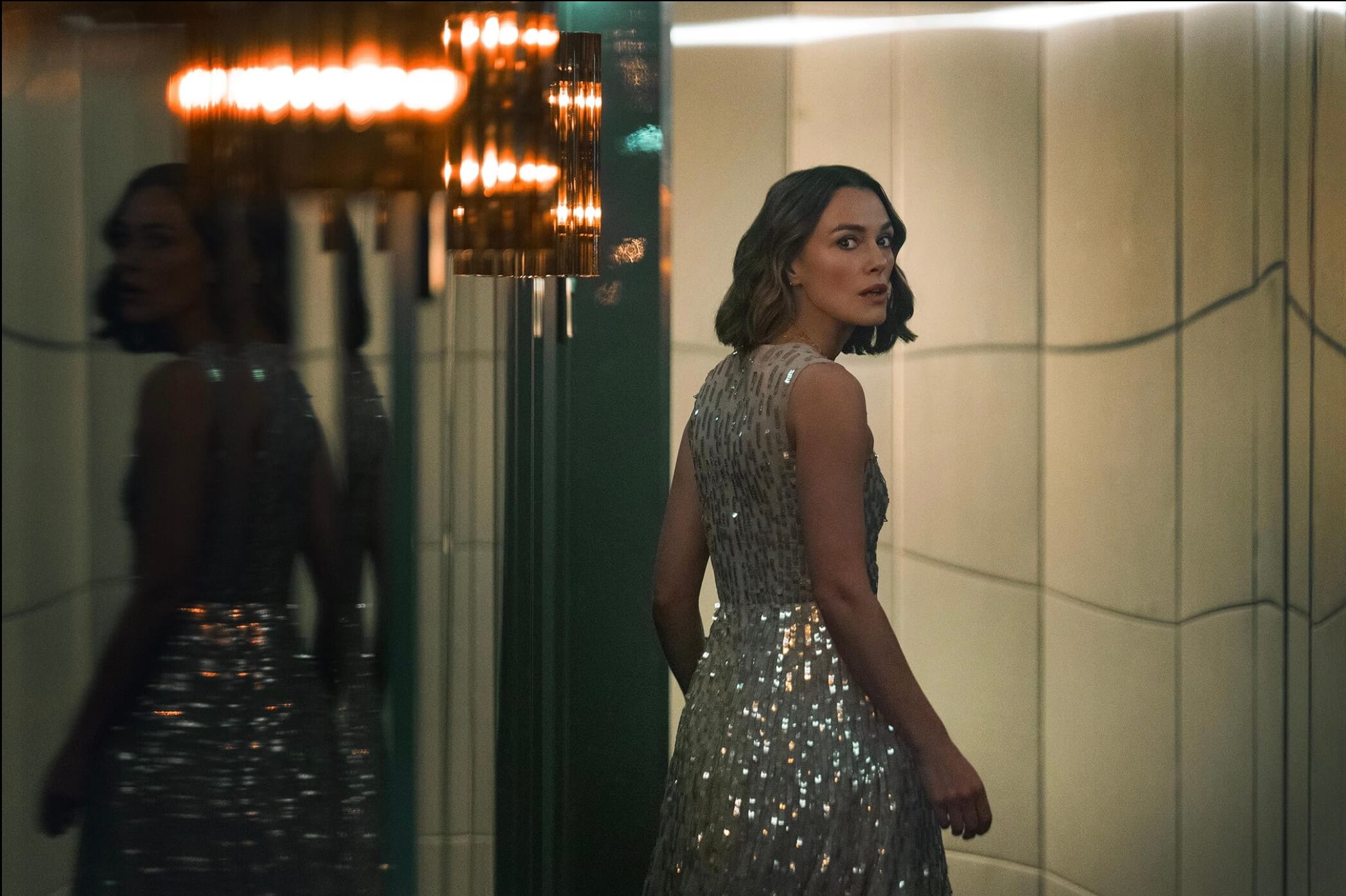 드레스를 입고 숨을 곳을 찾는 로