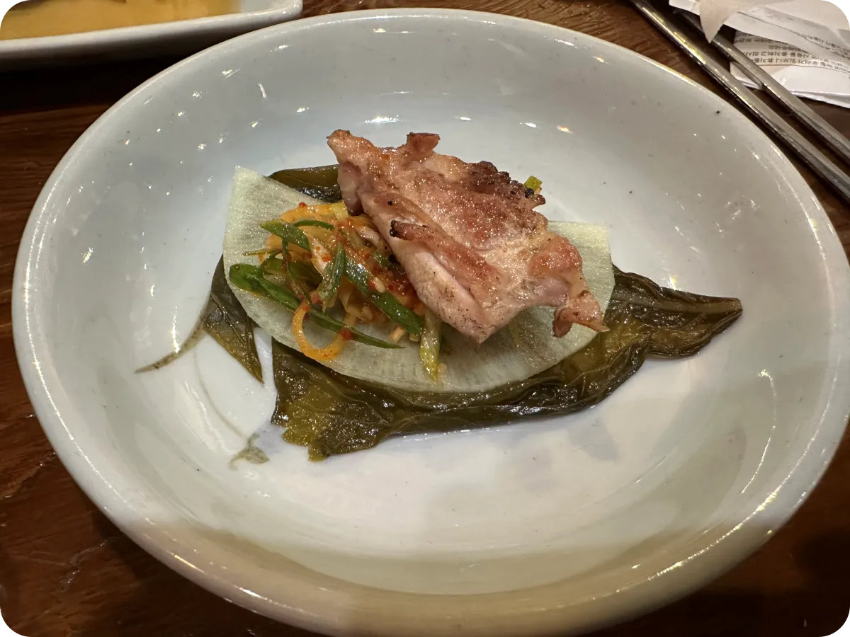 깻잎, 무쌈, 파절이에 닭갈비를 올려서 먹기