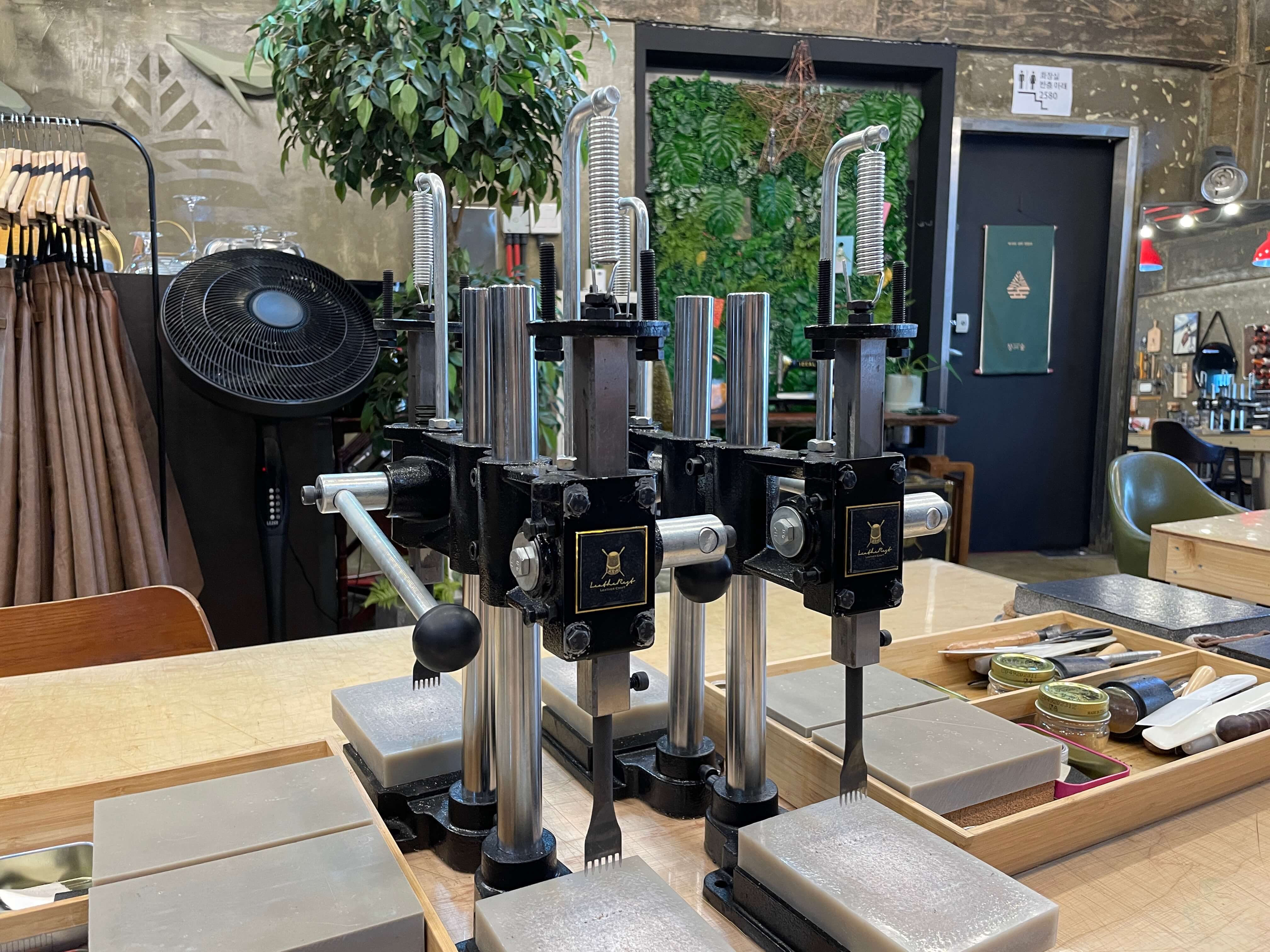 가죽공방 레더레스트