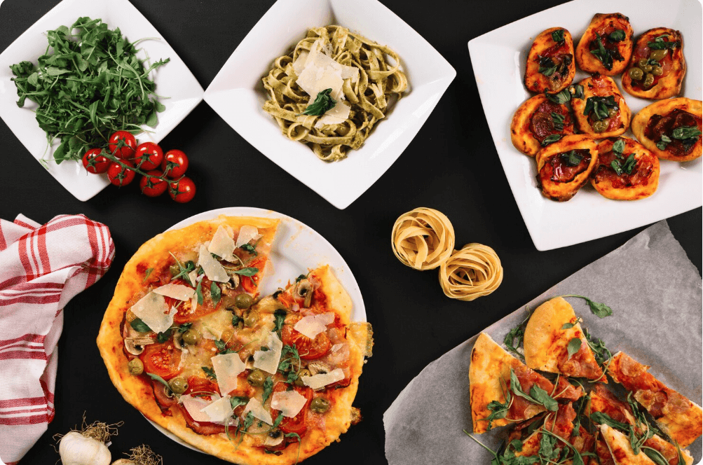 피자와 감자튀김 등 인스턴트 음식들