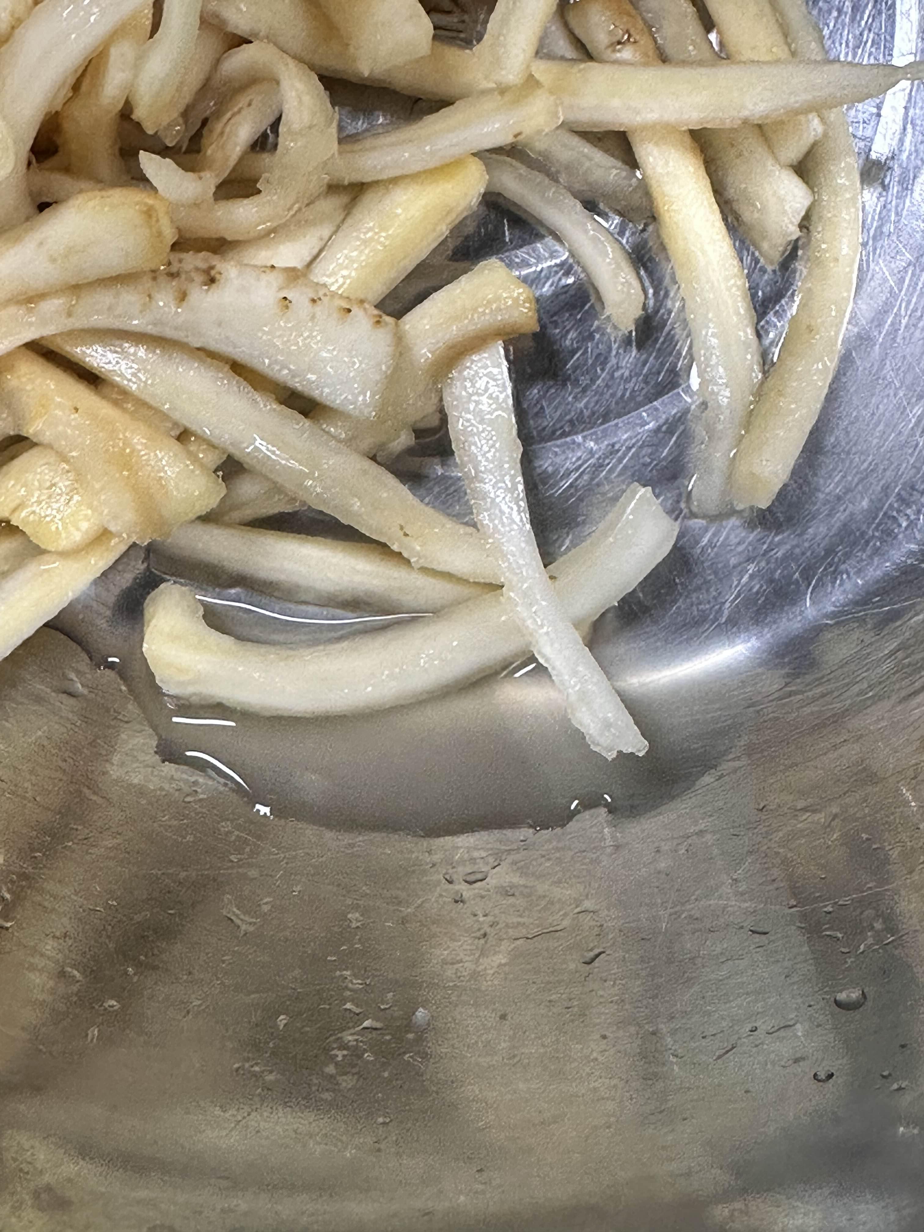 도라지에서 물이나오는 모습