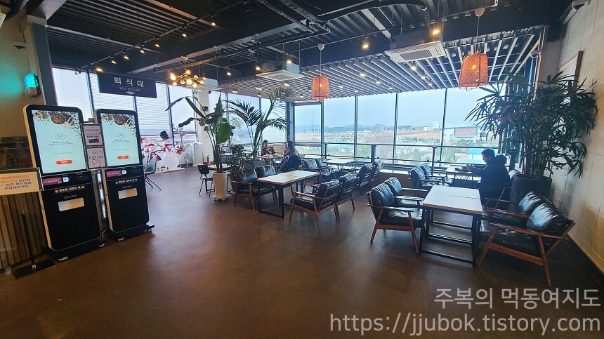 밀리앤코-내부-2층