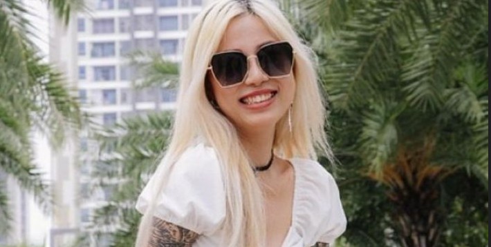 선글라스를 착용한 영자