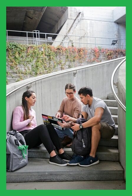 대학교-캠퍼스-계단-위-학생들