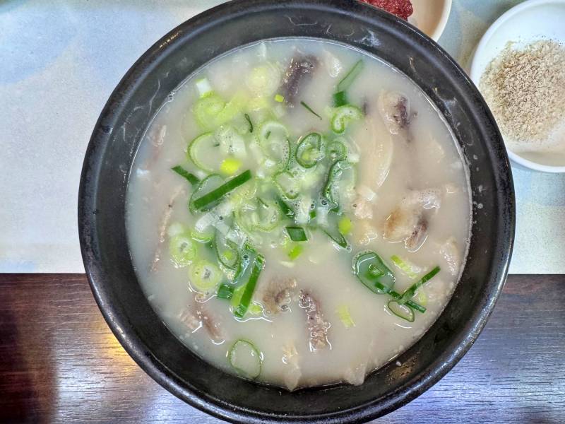 서변동 가야산 돼지국밥 깊은 국물맛