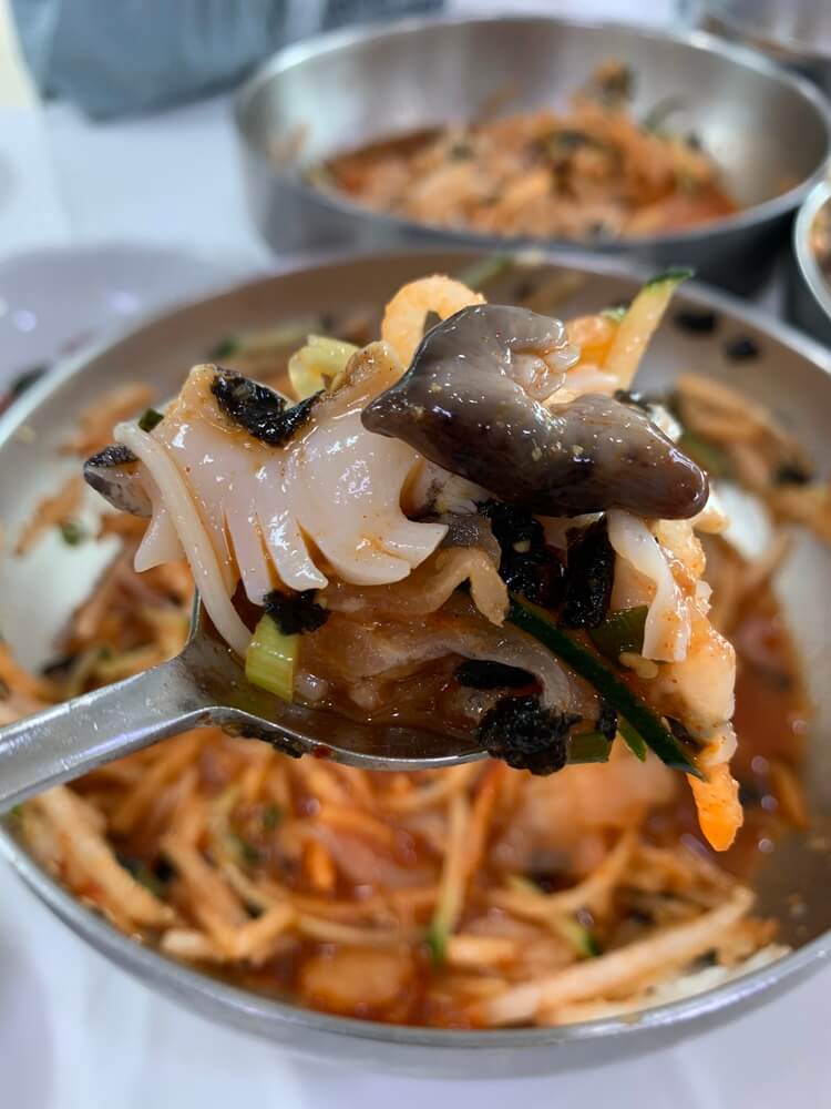 전복, 해삼이 가득 담겨져있는 숟가락