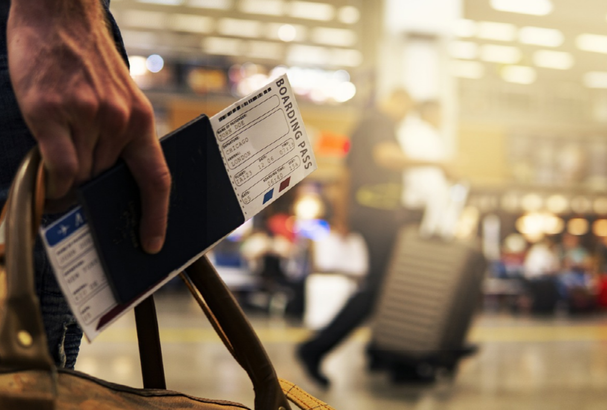 공항에서 손에 여권을 쥐고 있는 사진