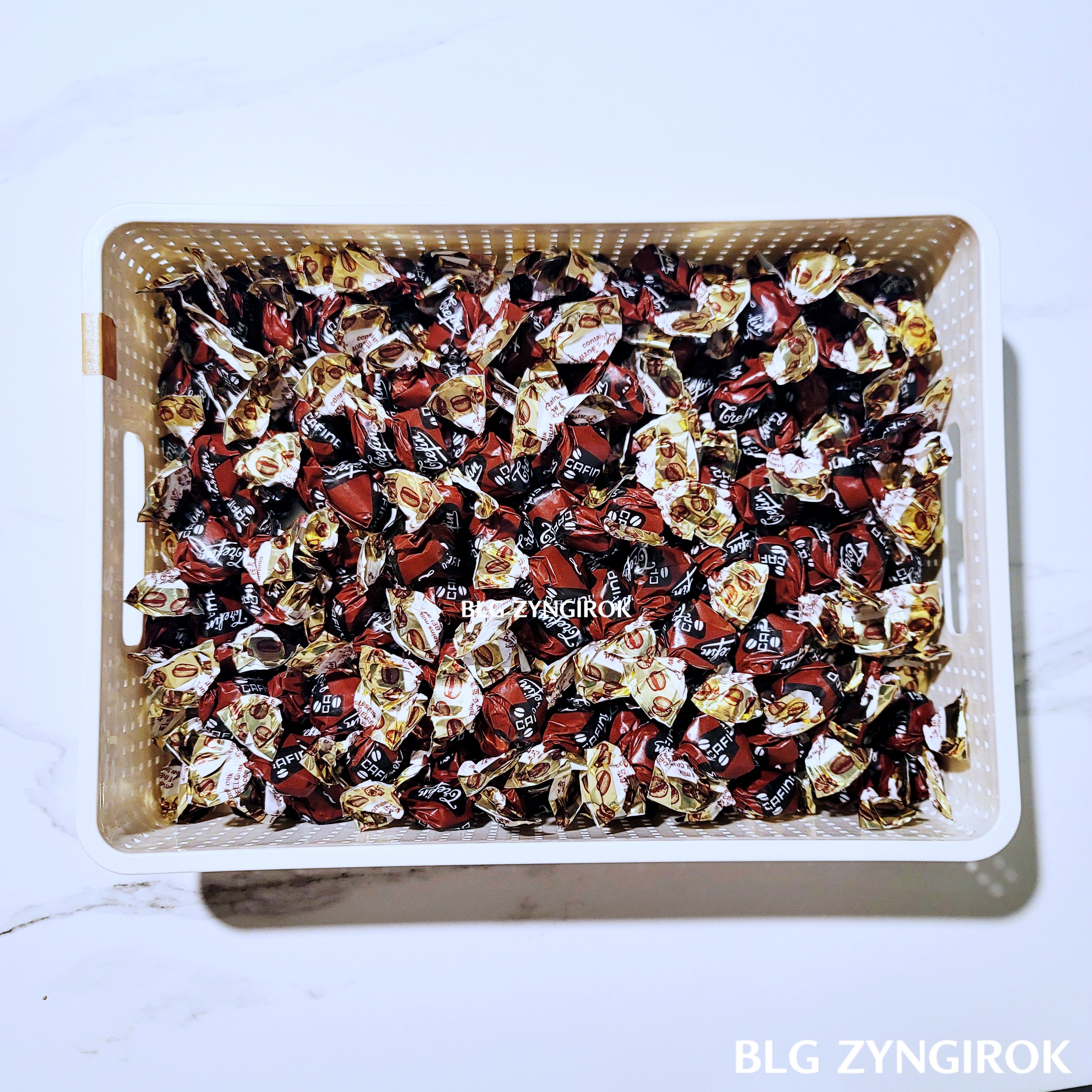 바구니에 트레핀 커피 사탕을 담은 모습이다. 가득차 있다.