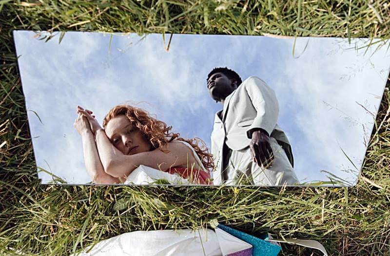 풀밭에서-바닥에-거울을-놓고-사진을-찍은-모습