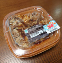 투명한 투껑안에 고기가 보이는 일본식 도시락