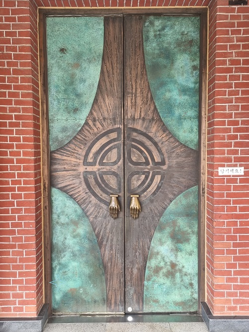 대구 남산성당 출입문