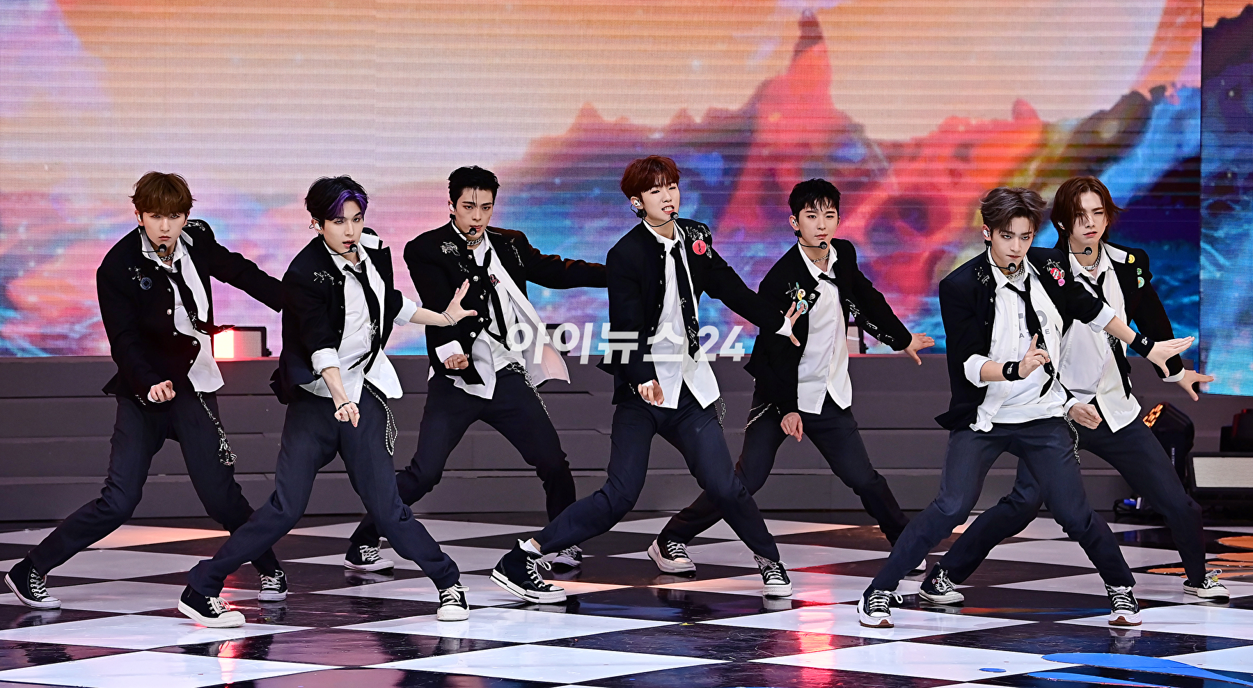 그룹 휘브(WHIB)가 8일 오후 서울 상암동 SBS프리즘타워에서 열린 싱글 1집 'Cut-Out'(컷-아웃)을 발매 기념 쇼케이스에 참석해 포토타임을 갖고 있다. [사진=곽영래 기자]