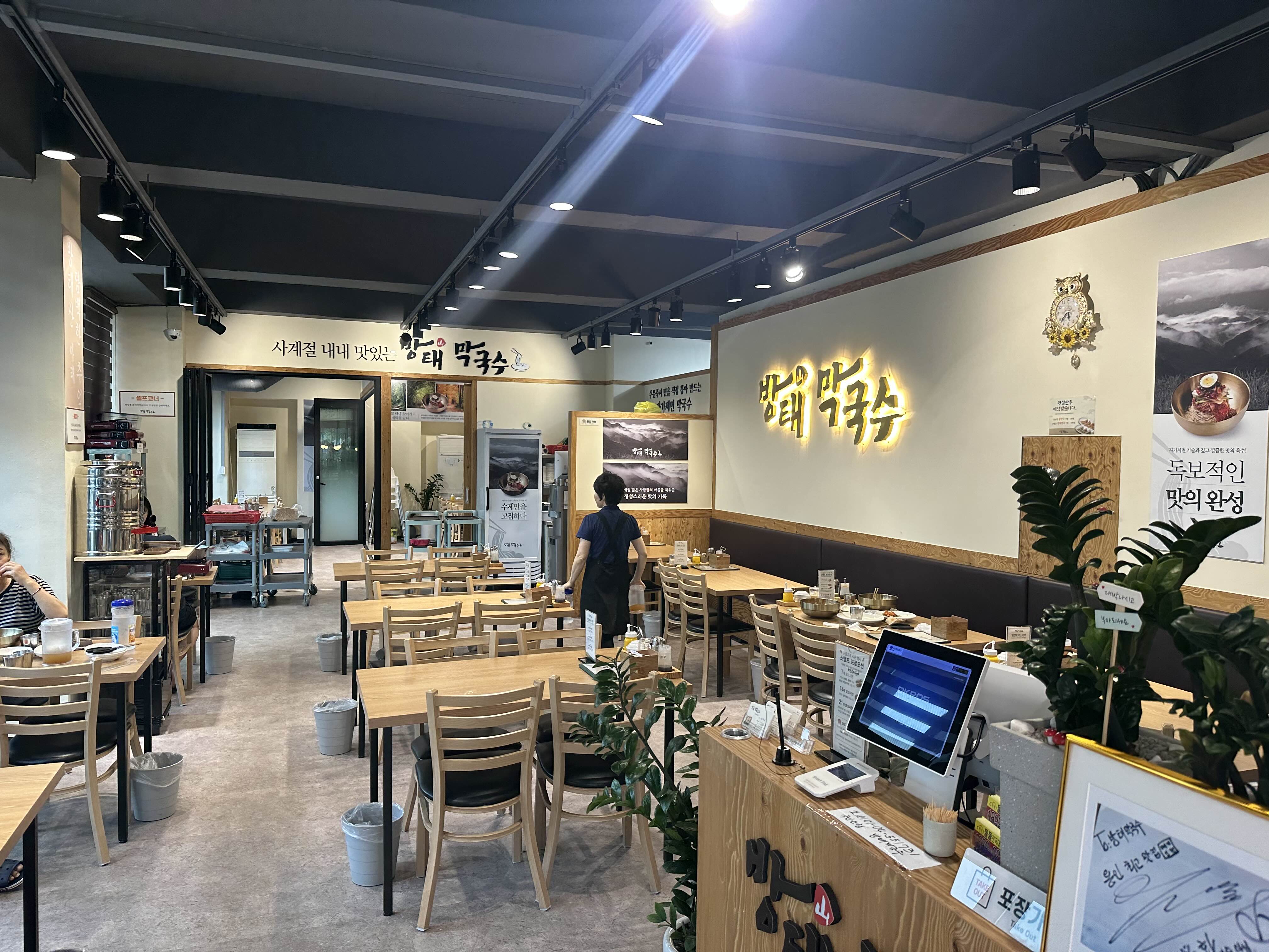 방태 막국수 내부 인테리어 1