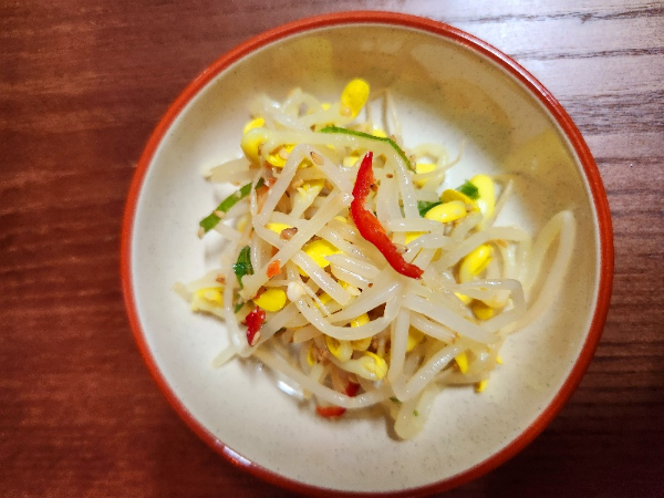 완성된 콩나물 무침