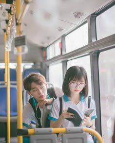 버스안에서-책을보고있는-여학생을-뒤에서-쳐다보며-말을거는-남학생