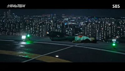 소화전 호수에 목이 졸려 쓰러져 있는 진호개 입니다.