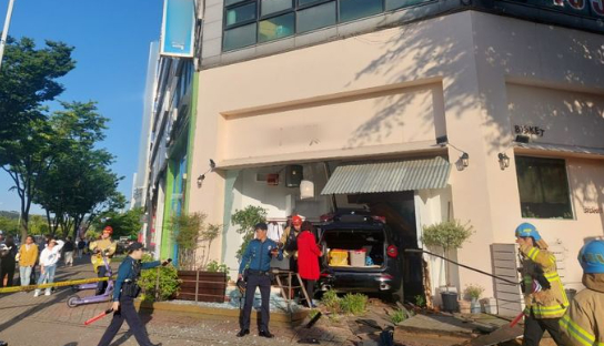 16일 오후 5시 51분 경기 안산시 단원구 중앙역 인근에서 SUV가 가게로 돌진했다. [사진=경기도소방재난본부]