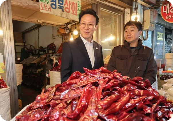 김민석 국무총리가 3일 오전 서울 동대문구 경동시장을 찾아 상인과 이야기하고 있다. [사진=연합뉴스]
