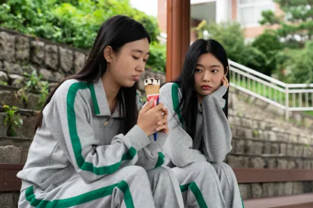 유리(강안나)와 예나(최소윤)