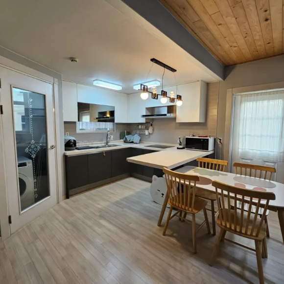 세심하게 관리된 깔끔한 숙소 내부