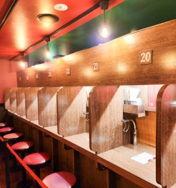 독서실같이 칸막이가 되어 있는 라멘집 내부