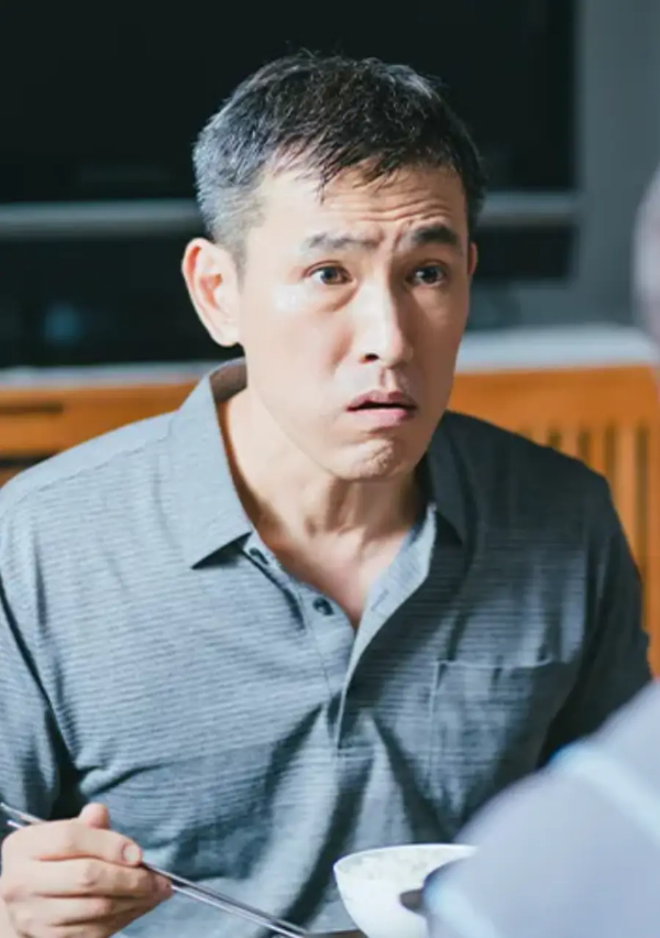 웰컴투삼달리-
회색셔츠를 입고 머리가 히끗한 스포츠형 머리를 한 아저씨가 눈을 동그랗게 뜨고 걱정하듯 상대방과 대화하는 모습