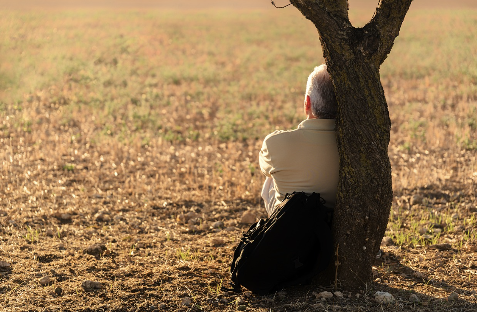 노인이 일 없이 혼자 있는 사진