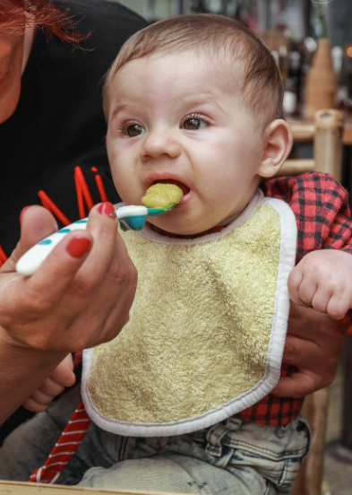 이유식 먹는 아기