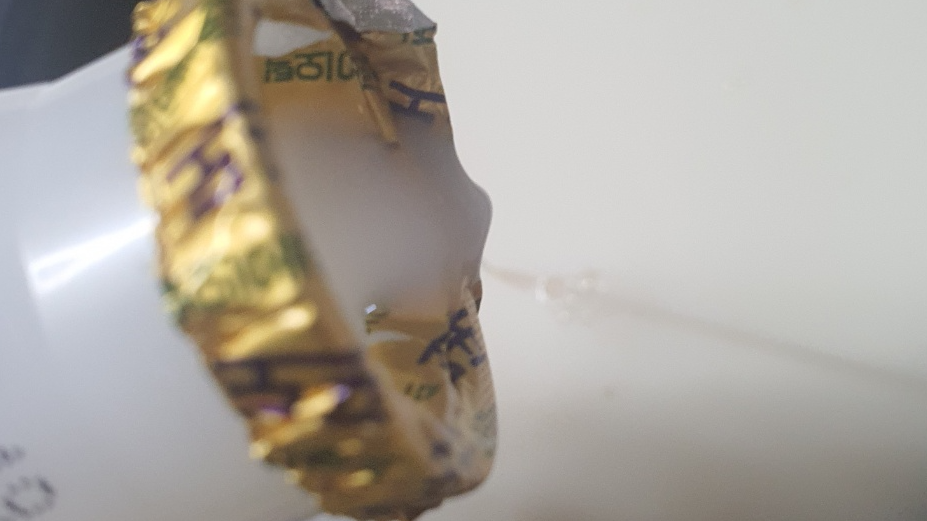 우유에 유산 균 음료를 넣고 있다