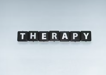 THERAPY라고 쓰여있는 글자가 놓여진 사진