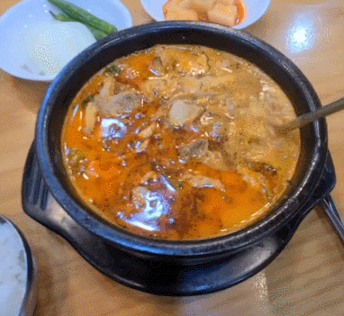 창원 맛집 용호동 할매순대국_얼큰순대국(특)을 숟가락으로 휘저어보니 건더니가 듬뿍 들어 있습니다