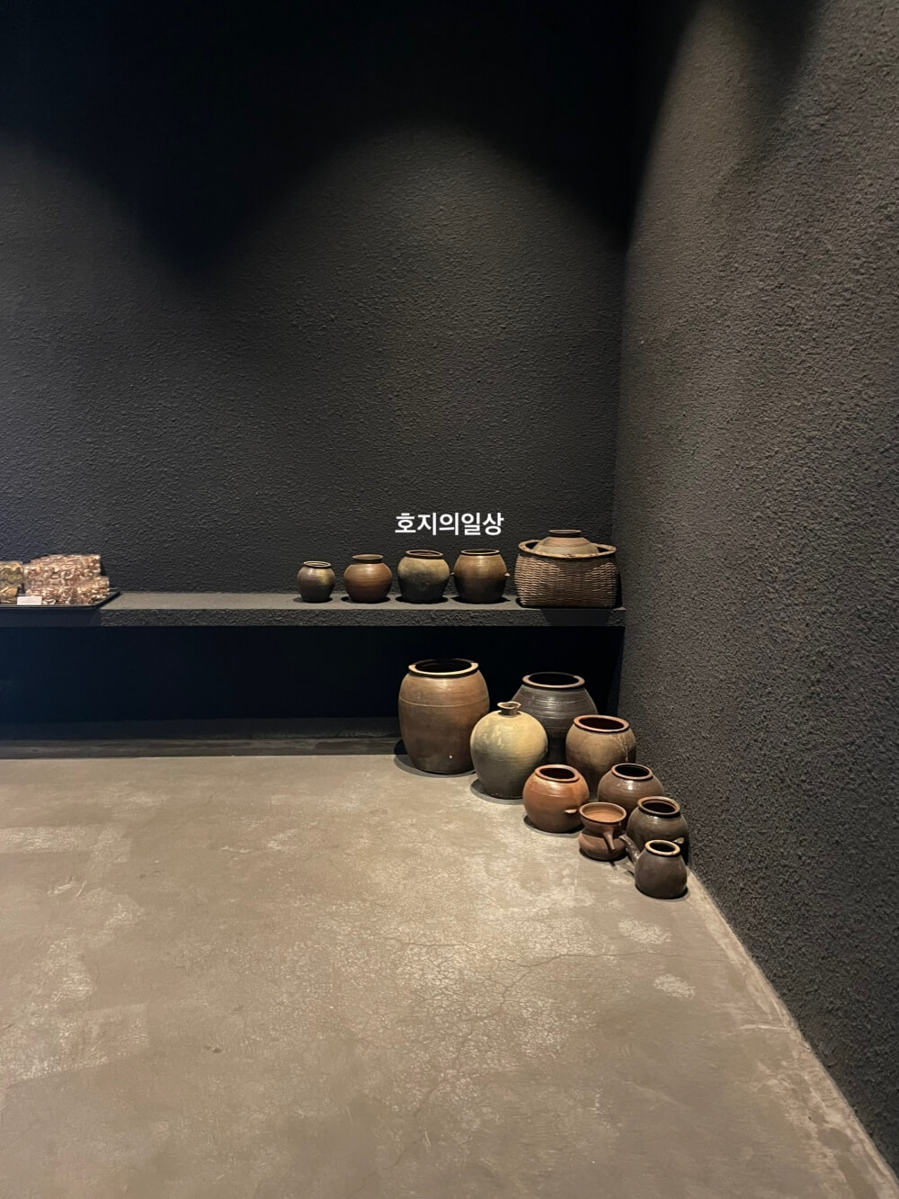 무로이 카페 제주 - 매장 입구 장독대 인테리어