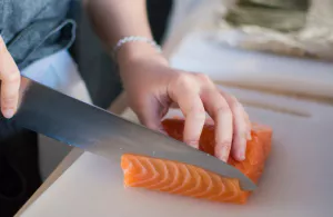 도마위에-연어를-칼로-썰고-있다