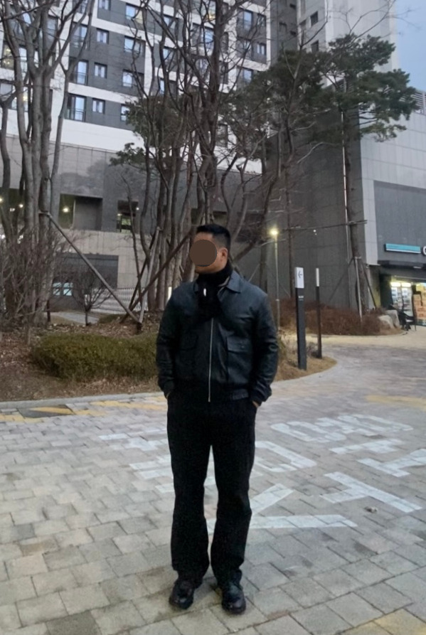 데일리룩('26. 3. 6.)스페로네 스탠다드 카라 A-2 재킷, 아이라이크큐 빈티지 목도리 머플러, 무신사스탠다드 레플리카 퍼티그 팬츠, 킨치 구두 더비슈즈 SHOWER 808