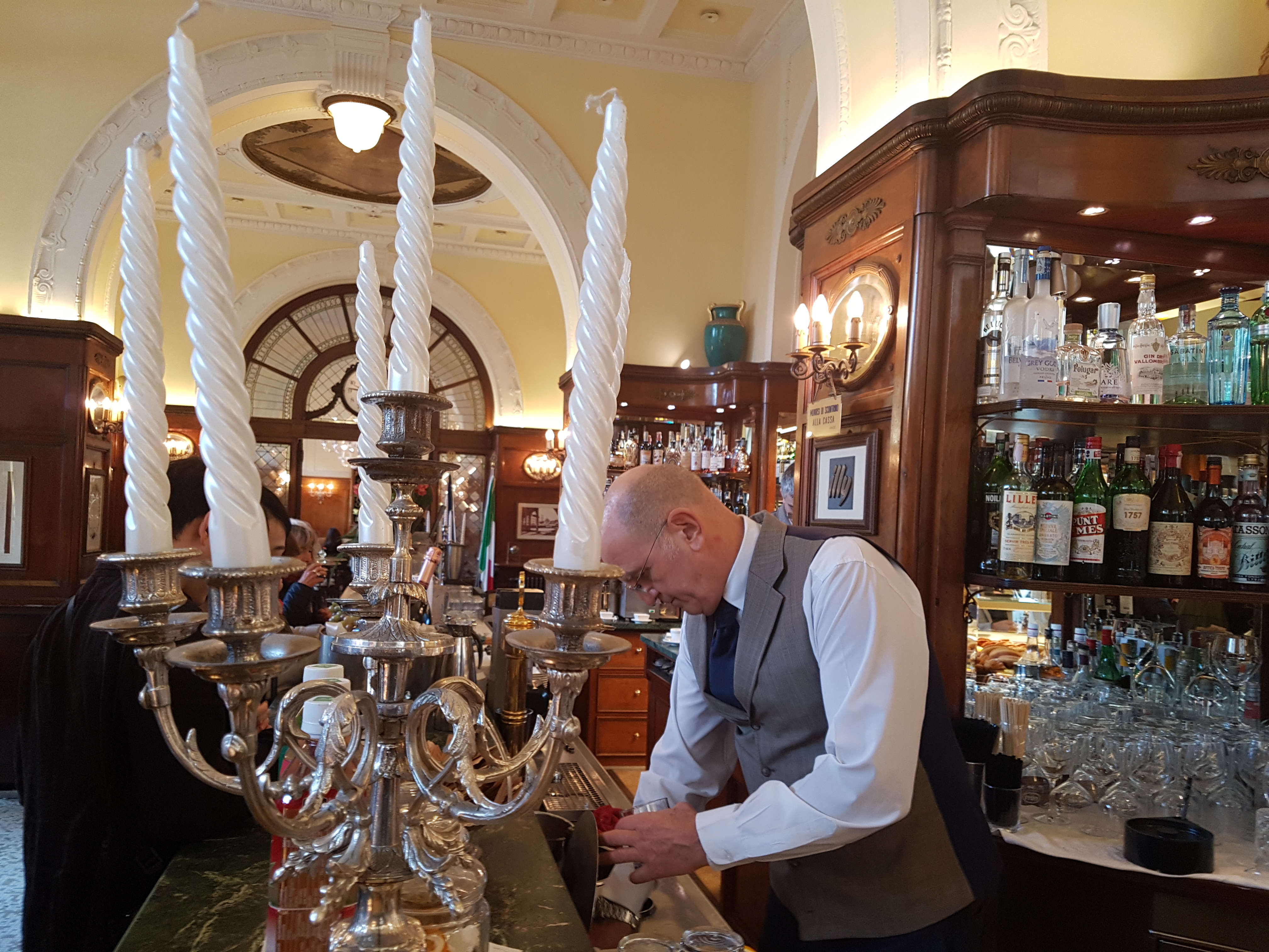 고풍스러운 인테리어의 피렌체 카페 내부와 커피를 준비하는 바리스타