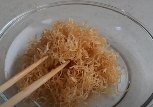 오징어실채를 접시에 옮겨담는 모습 두번째