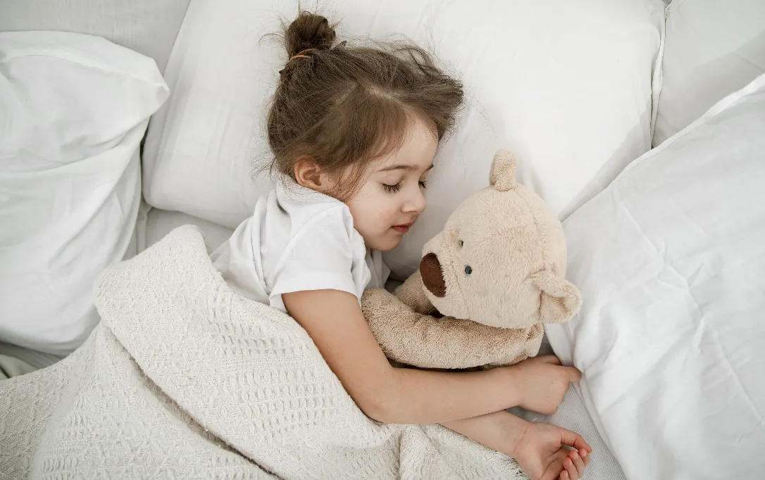 <a href="https://kr.freepik.com/free-photo/a-cute-little-girl-is-sleeping-in-a-bed-with-a-teddy-bear-toy-concept-of-child-development-and-sleep-the-view-from-the-top_10107682.htm#from_view=detail_alsolike">작가 pvproductions 출처 Freepik</a>