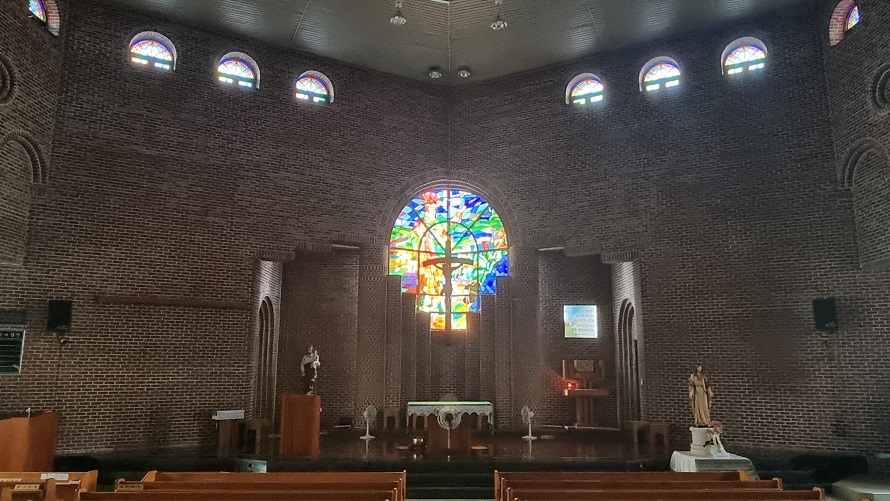 청주 봉명동성당 성전 안 십자고상, 제단, 제대, 스테인드글라스 사진