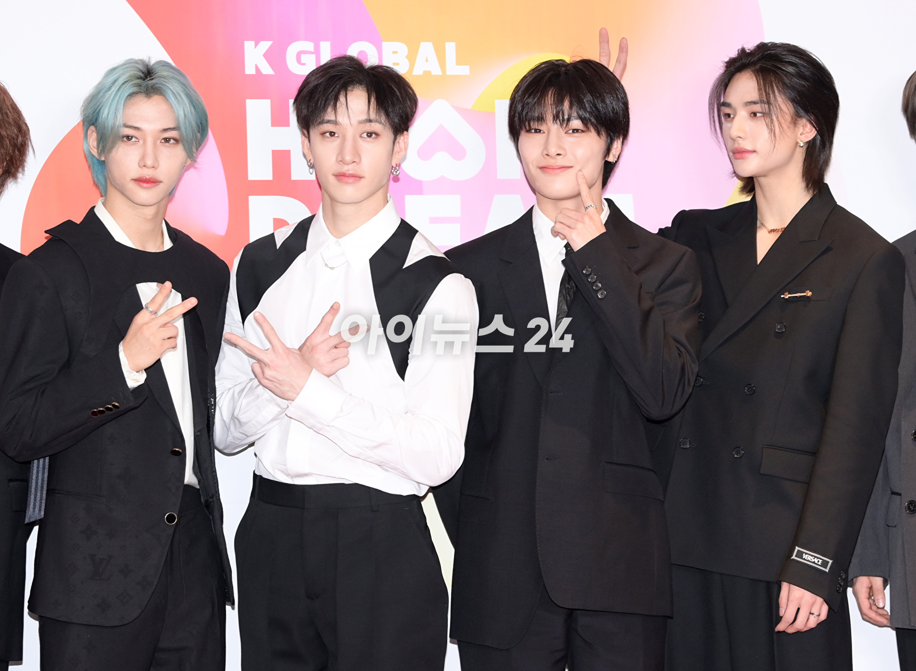 그룹 스트레이 키즈(Stray Kids)가 10일 오후 서울 송파구 올림픽공원 케이스포돔(KSPO DOME)에서 열린 &#39;2023 K글로벌 하트 드림 어워즈&#39; 레드카펫 행사에 참석하고 있다. [사진=정소희 기자]