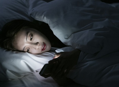 핸드폰 보다가 자기