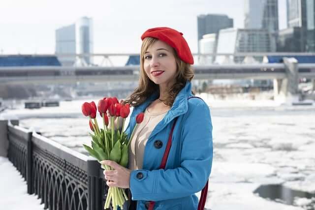 튤립을 손에든 여인