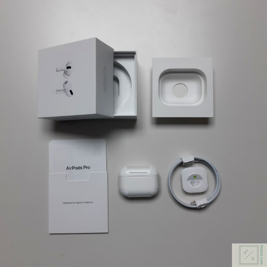 에어팟프로 구성품 이미지 입니다.