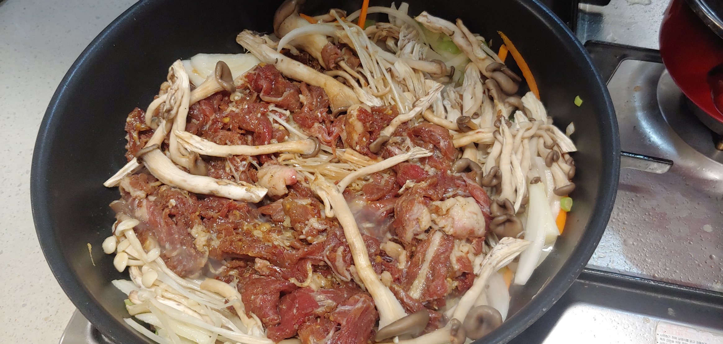 양이 많아보이지만 끓이면서 야채랑 고기는 쫄아들고 나온 수분으로 익혀집니다.