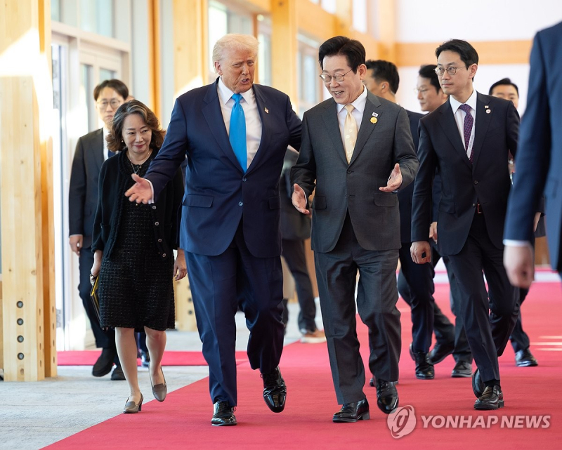 이재명 대통령과 도널드 트럼프 미국 대통령이 29일 경북 경주박물관에서 정상회담장으로 이동하며 대화하고 있다.